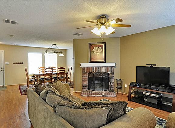 4th image of 2357 Live Oak Dr