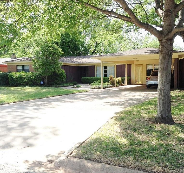 1st image of 2201 River Oaks Cir