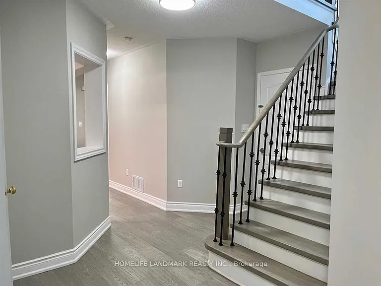 545 Menczel Cres #UPPER — Photo 11