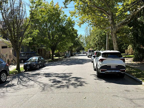 4th image of 182 Adelaide Ave