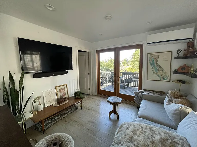 1086 W Edgeware Rd — Photo 7
