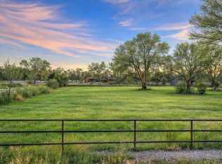 916 Chamisal Rd NW, Los Ranchos De Albuquerque, NM 87107