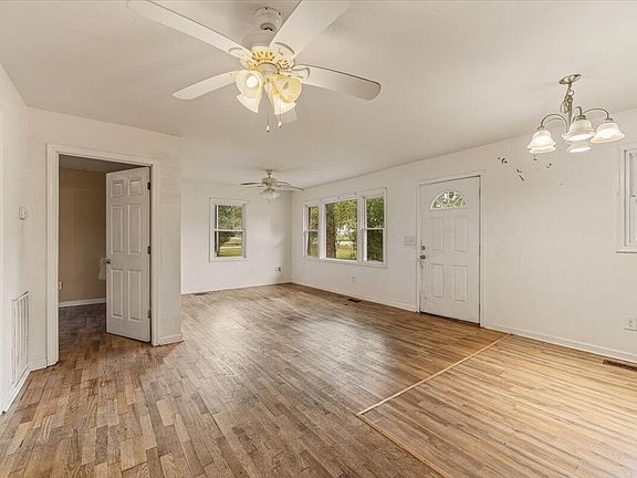 4th image of 1850 S Clearview Dr