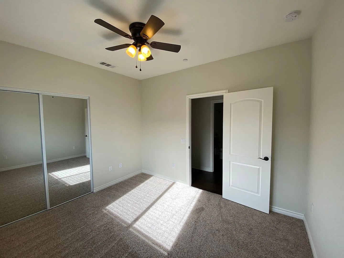 Santa Barbara Luxury Apartment Homes — Photo 4