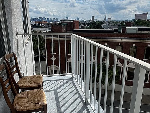 4th image of 30 Chelsea St