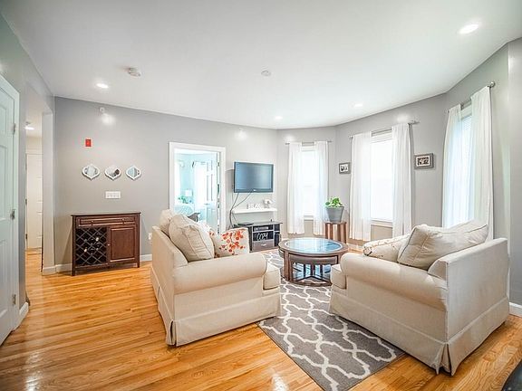 4th image of 101 Pearl Ave #1