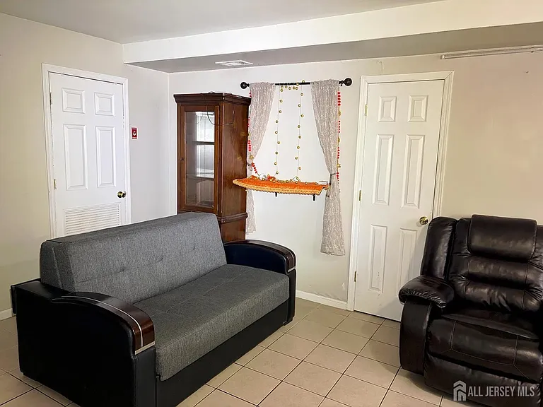265 College Dr — Photo 3