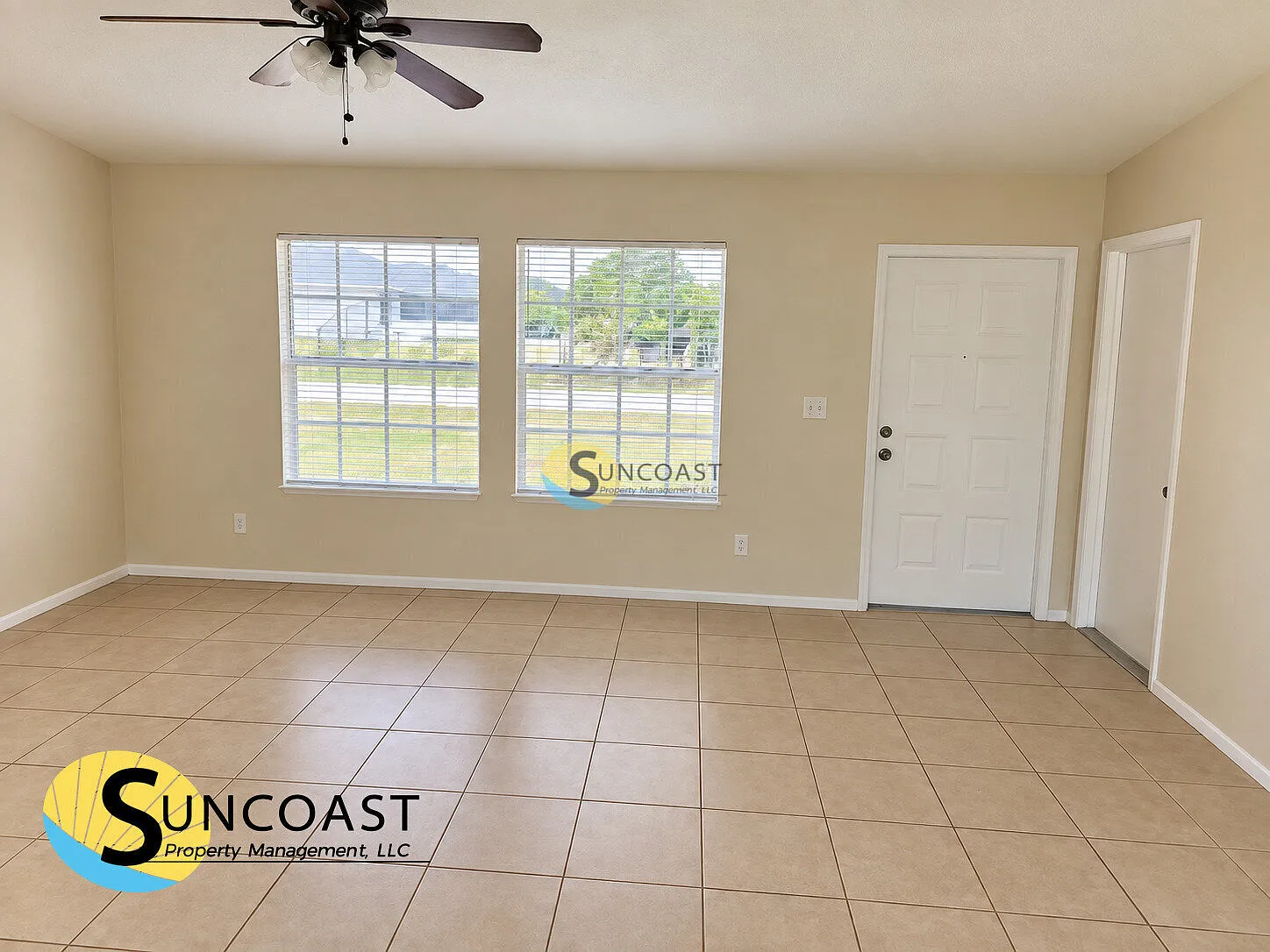 3 Bedroom 2 Bathroom with Great Yard! — Photo 2