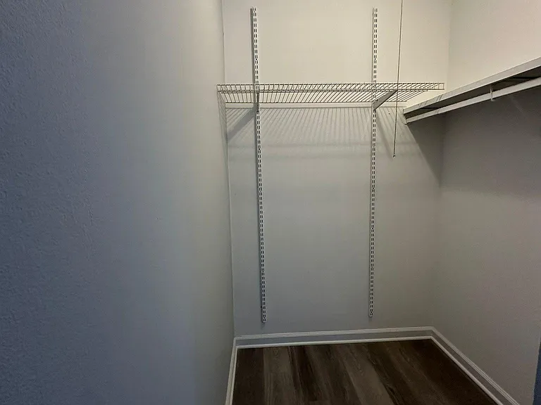 Walk-in closet 2