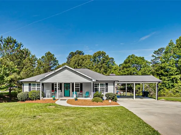 2137 Regency Dr, Randleman, NC 27317