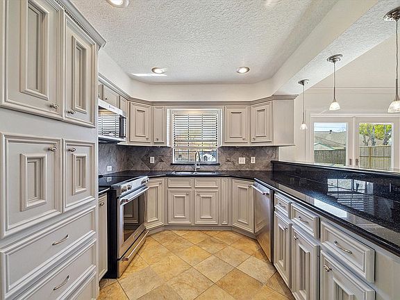 5th image of 2507 Quaker Dr W