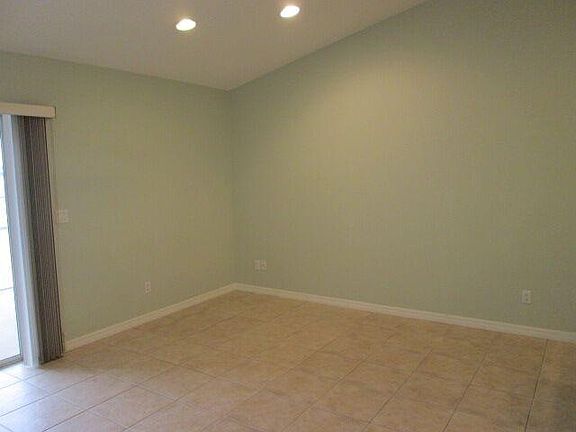 4th image of 556 SE 5th Ave