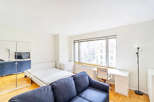 Rented by LEVEN Real Estate | media 8