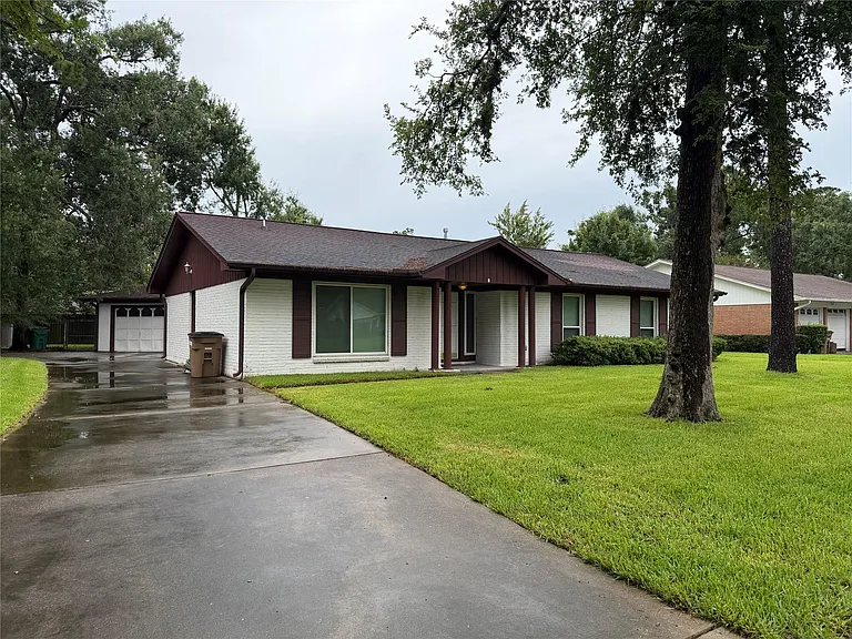 3011 Longwood Ln — Photo 2