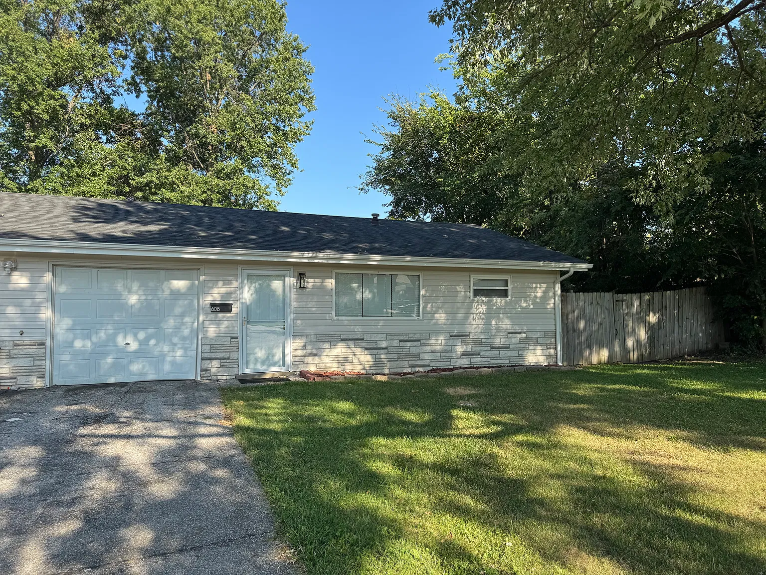 2 bed, $1,600 — Photo 1