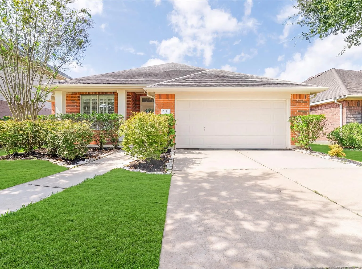 3 bed, 2.0 bath, 1852 sqft, $2,350 — Photo 1