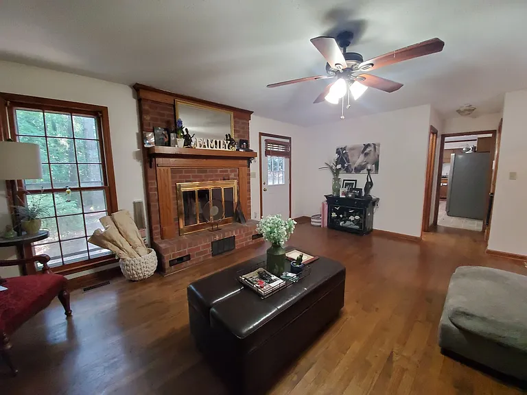 225 Woodglen Dr — Photo 11