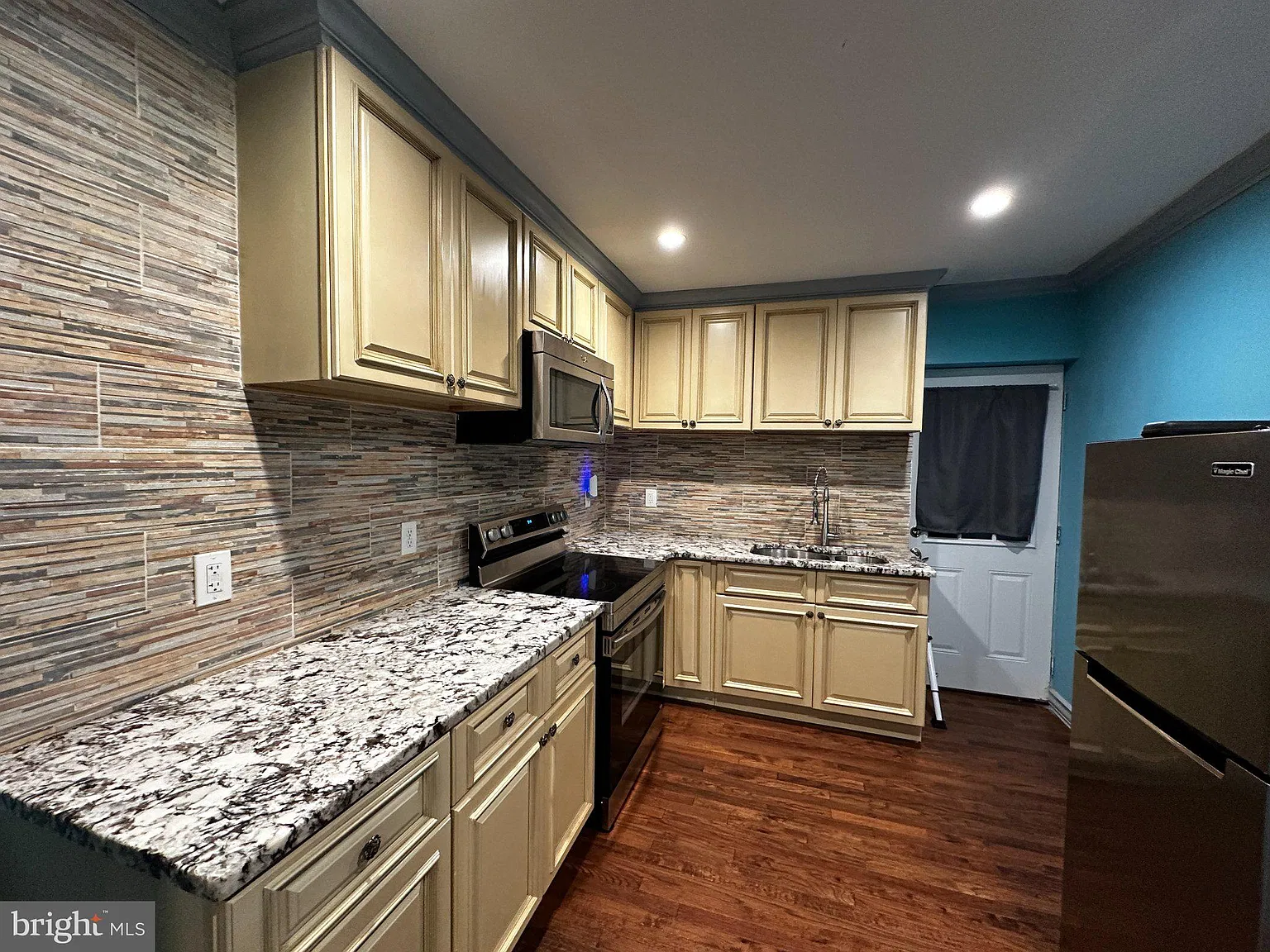 2 bed, 1.0 bath, 940 sqft, $1,800 — Photo 4