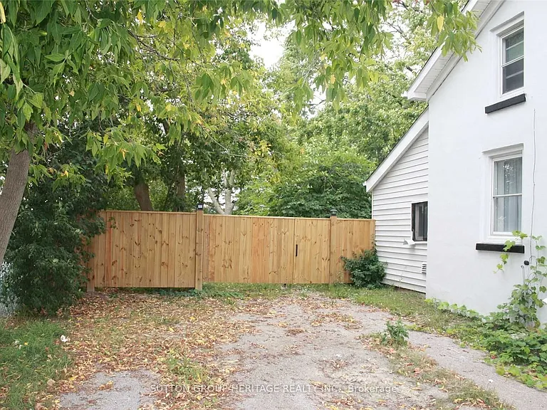 1612 Dufferin St — Photo 23