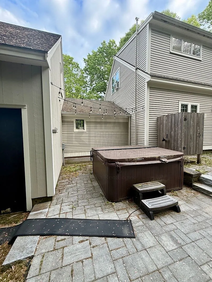 3 bed, 2.0 bath, 2800 sqft, $4,200 — Photo 4
