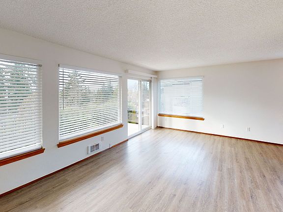 4th image of 11541 Greenwood Ave N APT 302