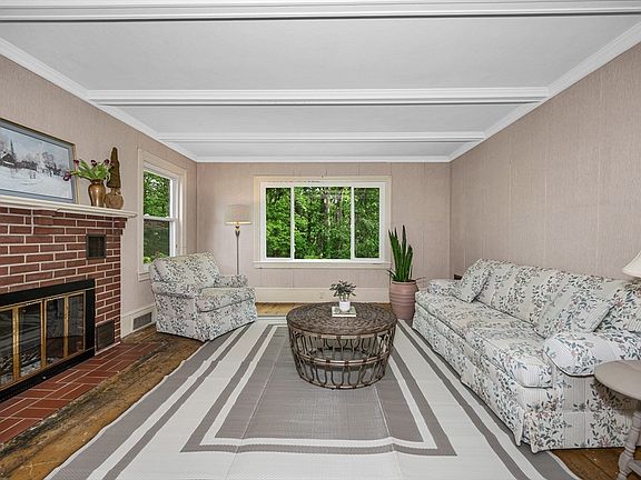 3rd image of 395 Kingsbury Ave