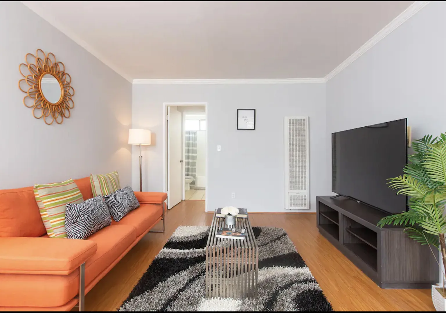 Sunny & Trendy 1 Bedroom Flat in West Hollywood — Photo 4