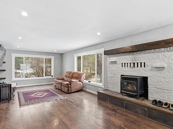 4th image of 1356 Sagle Rd
