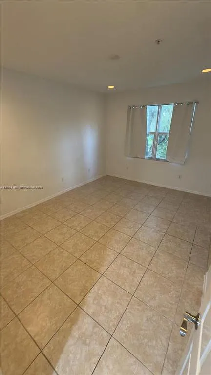 2851 W Prospect Rd — Photo 3