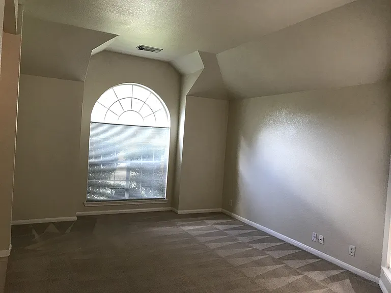 2520 Crested Hts — Photo 3