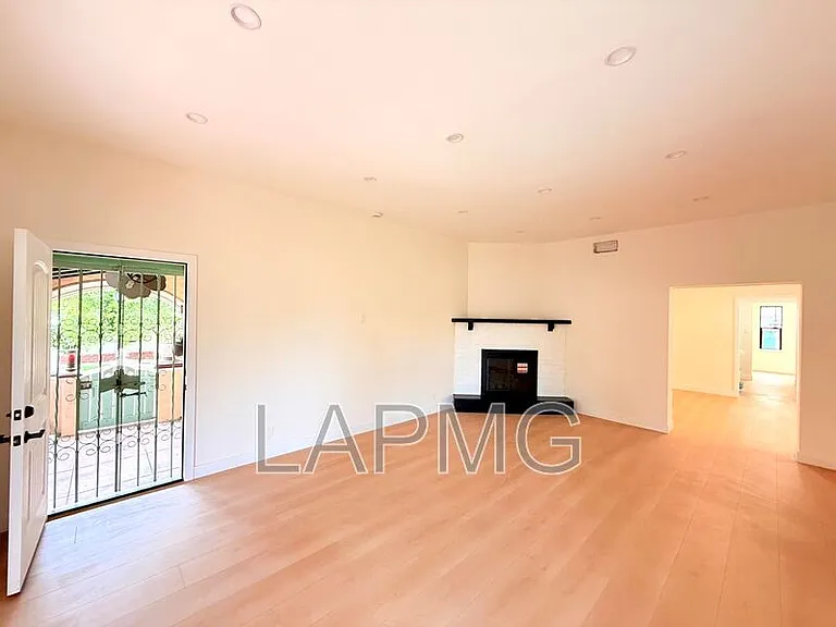 6130 Whitsett Ave #6132 — Photo 3