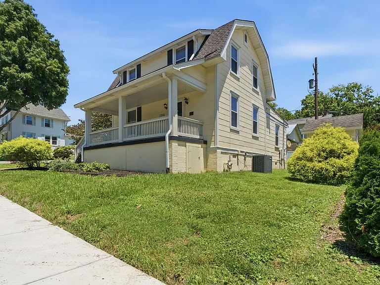 1301 Clarke St — Photo 3