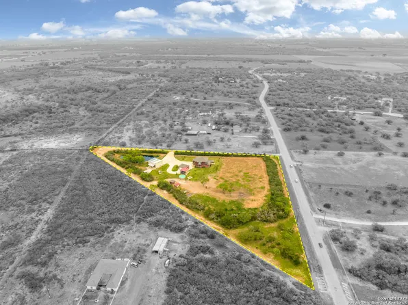 170 CR 2660, Moore, TX 78057