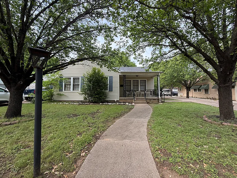 2517 Honeysuckle Ave — Photo 1