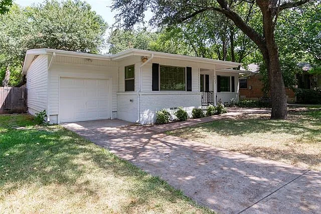 3 bed, 1300 sqft, $2,700 — Photo 3