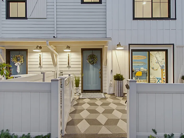 2528 Delphinium Ln — Photo 2