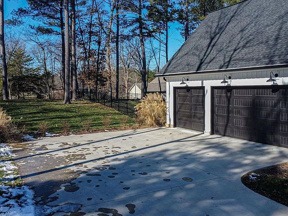 4th image of 131 W Gate Dr
