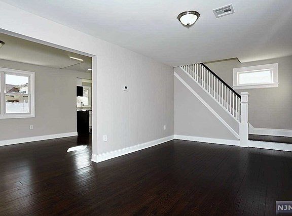 4th image of 129 Lincoln Blvd