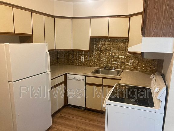 2nd image of 6085 In The Pines Dr SE