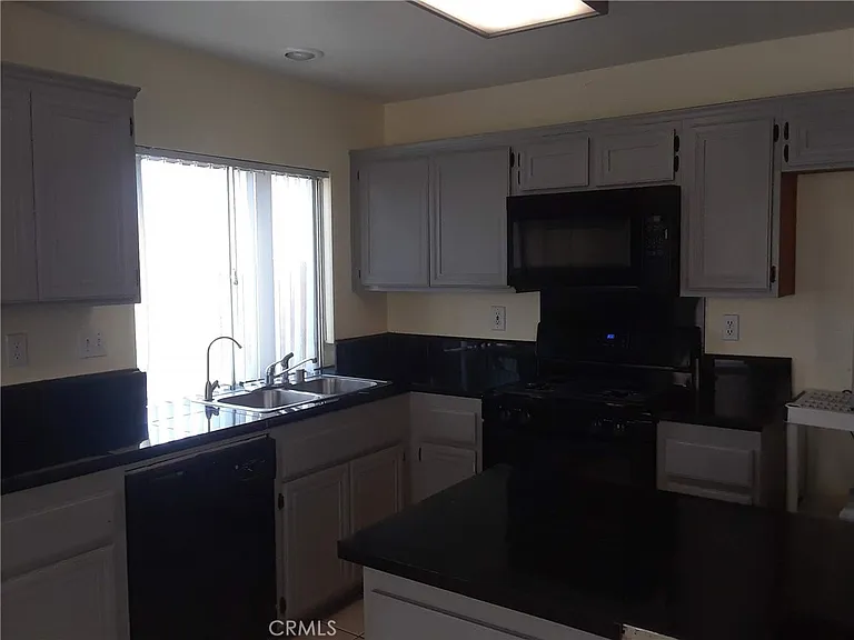 828 Greenwich Ct — Photo 3