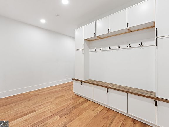 3rd image of 2087 Glenwood Ave
