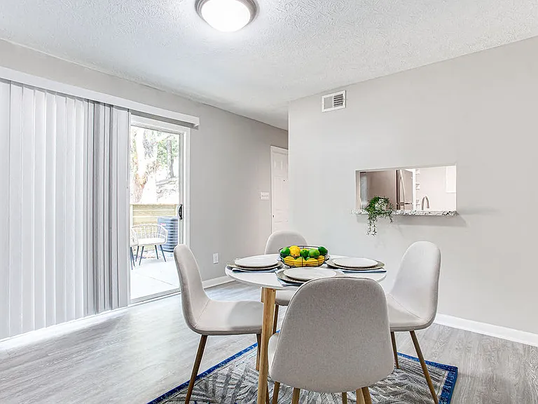 The Cobb Apartments-Townhomes — Photo 6