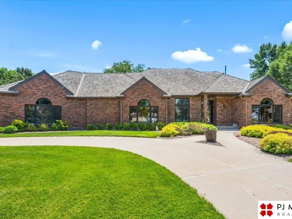 733 N 157th Cir, Omaha, NE 68118
