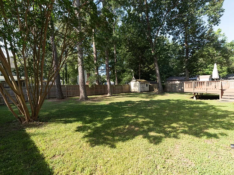 4329 Deertrail Dr N — Photo 33