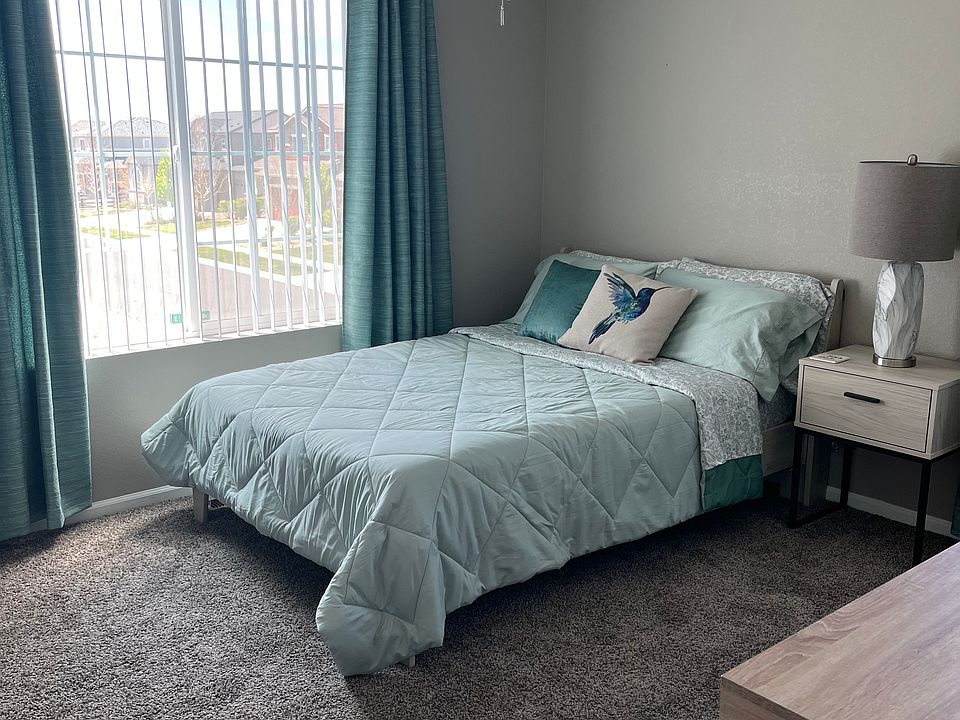 Green Room, Pedestal Bed with Full size Gel Memory Foam Mattress, Nightstand and Lamp