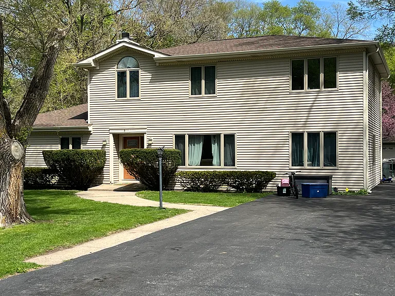 7915 Howard Ave — Photo 1