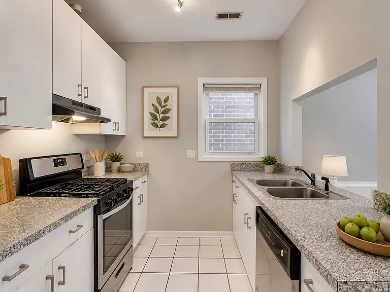 1267 N Honore St #1 — Photo 4