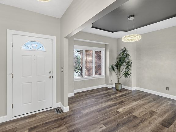 4th image of 932 N Azure Cir