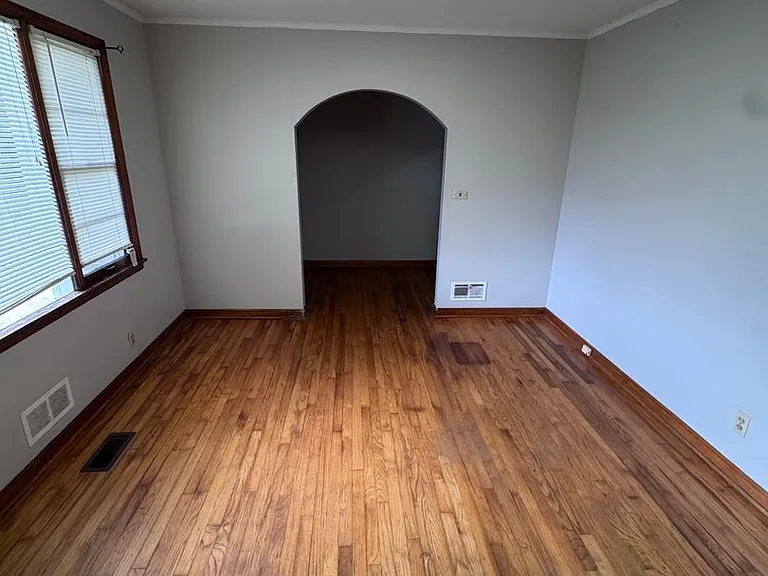 916 Stewart St — Photo 7