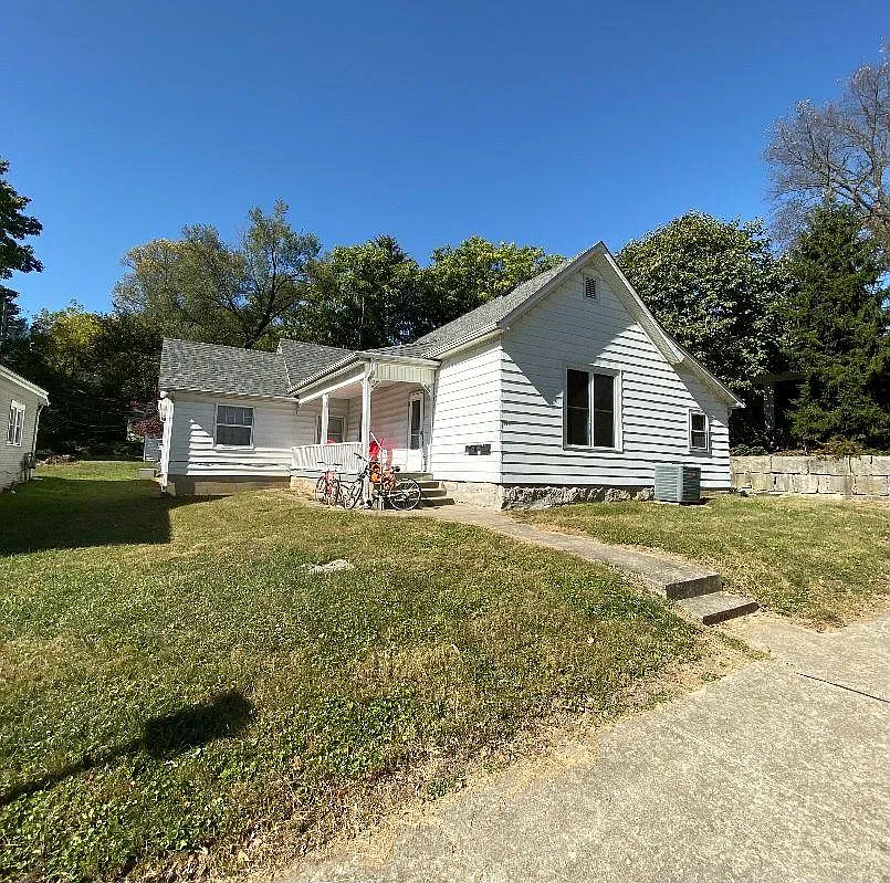 3 bed, 1.5 bath, 900 sqft, $1,800 — Photo 1